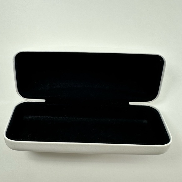 NWOT Calvin Klein Jeans White Clamshell  Eyeglass Hard Holder - Picture 4 of 5